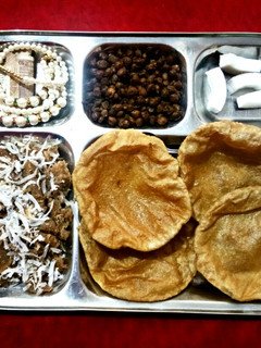 हलवा, पूरी और काले चने (Halwa puri aur kale chane recipe in Hindi) रेसिपी मुख्य फोटो