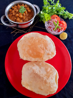 भटूरे (Bhature recipe in hindi) रेसिपी मुख्य फोटो