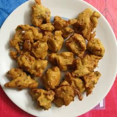 A picture of Moong dal n besan pakoda.
