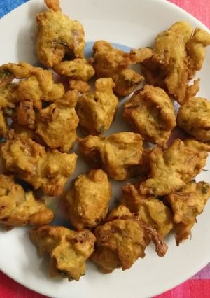 A picture of Moong dal n besan pakoda.