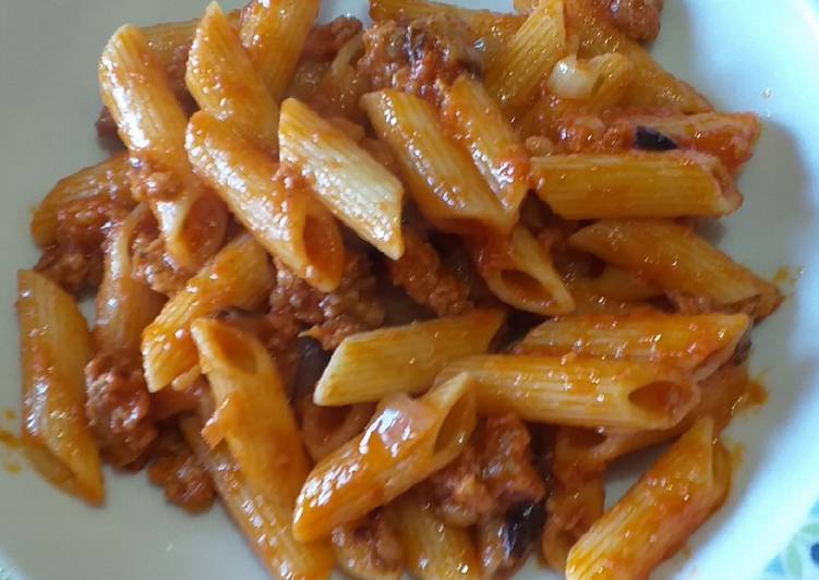 Pasta salsiccia, radicchio e pomodoro