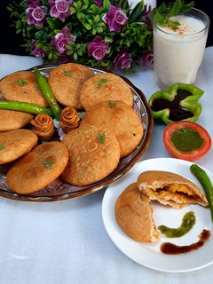 आलू स्टफ्ड आटा की खास्ता कचौड़ी (Aloo Stuffed aata ki khasta kachori recipe in hindi) रेसिपी मुख्य फोटो