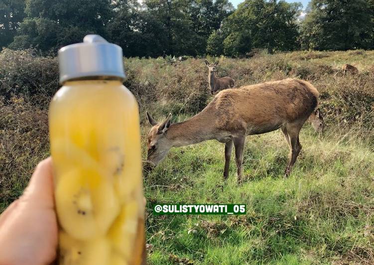 Langkah Mudah untuk Menyiapkan Infused Water Kurma + Kiwi Anti Gagal