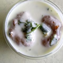 A picture of Thayir vadai.