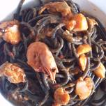 Spaghetti al nero di sepia de marisco con toque picante 🌶🌶