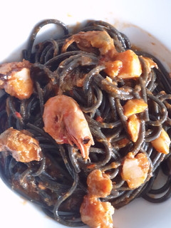 Una foto de Spaghetti al nero di sepia de marisco con toque picante 🌶🌶