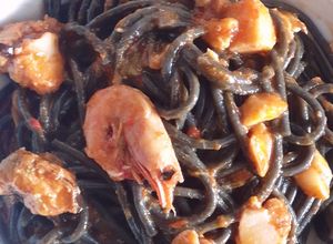 Una foto de Spaghetti al nero di sepia de marisco con toque picante 🌶🌶