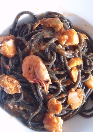Una foto de Spaghetti al nero di sepia de marisco con toque picante 🌶🌶