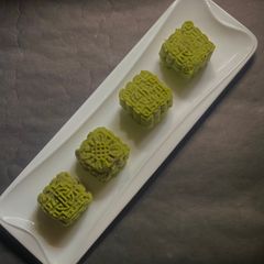 A picture of Matcha Mochi Moon Cake.