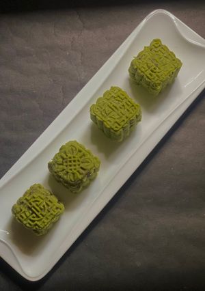 A picture of Matcha Mochi Moon Cake.