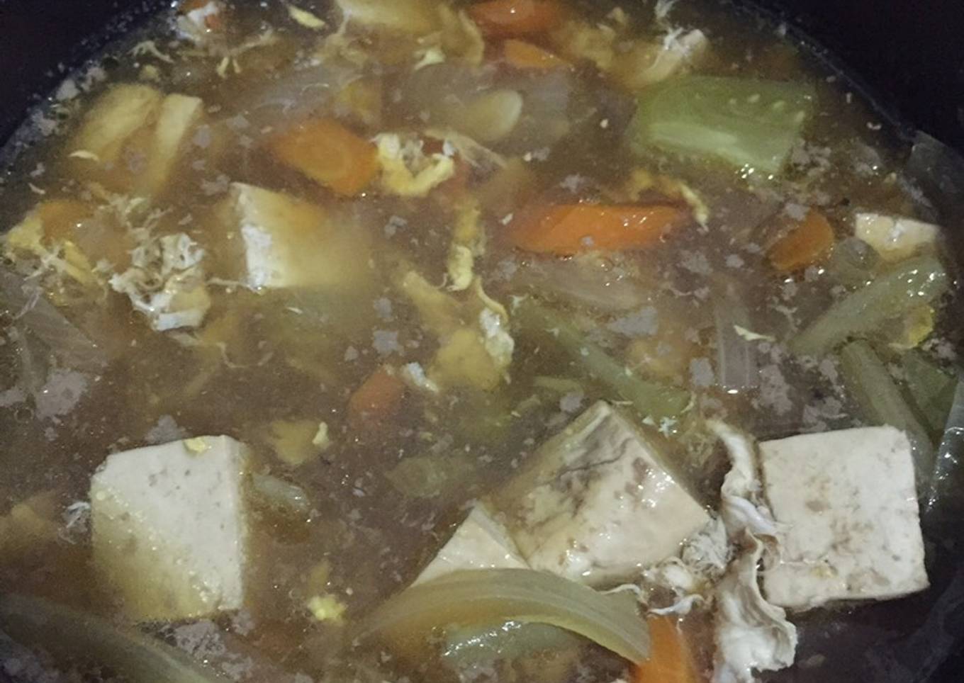 Sup sayur asam dengan tahu