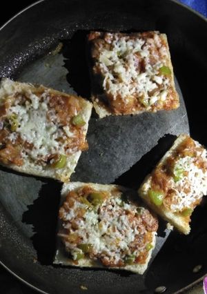પીઝા સેન્ડવીચ(Pizza Sandwich Recipe In Gujarati) રેસીપી મુખ્ય ફોટો