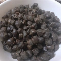 A picture of Black chickpeas.