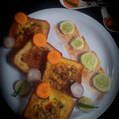 A picture of Omellete stuff bread.