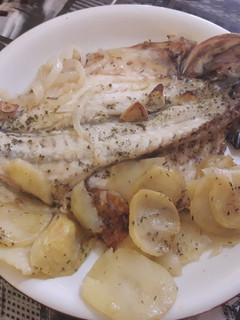 Una foto de Lubina al horno con cama de patatas🐟🥔🍋