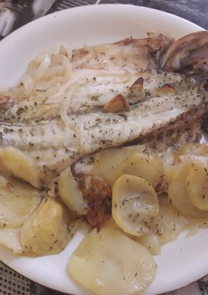 Una foto de Lubina al horno con cama de patatas🐟🥔🍋
