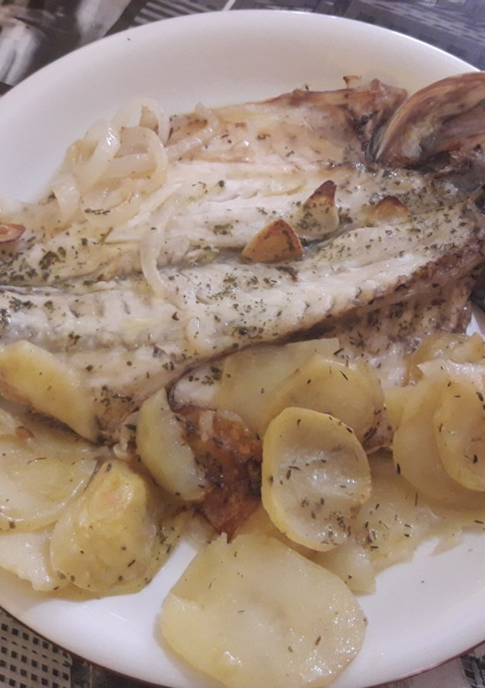 Una foto de Lubina al horno con cama de patatas🐟🥔🍋