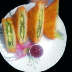 A picture of Stuffed Bread pakora.