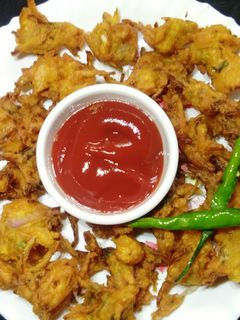 कोंढाळीची कुरकुरीत कांदा भजी (kanda bhaji recipe in marathi) रेसिपी चे मुख्य फोटो
