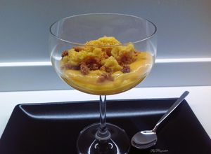 Foto di Crema di mango al peperoncino, con sbrisolona e mirtilli disidratati