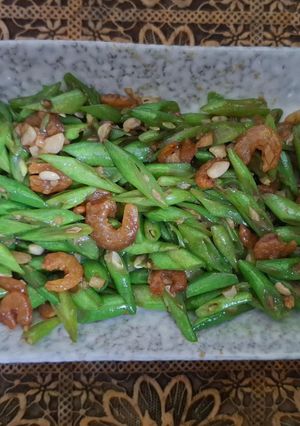 A picture of Stir-fry french bean with dry shrimp.