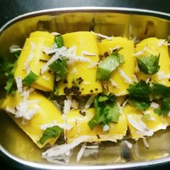 A picture of Khandvi.