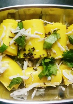 A picture of Khandvi.