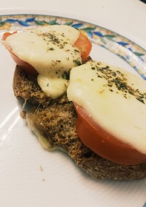 Una foto de Tostadas con queso y tomate