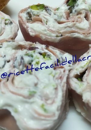 Foto di Sfizietti di bologna robiolino di capra e pistacchi