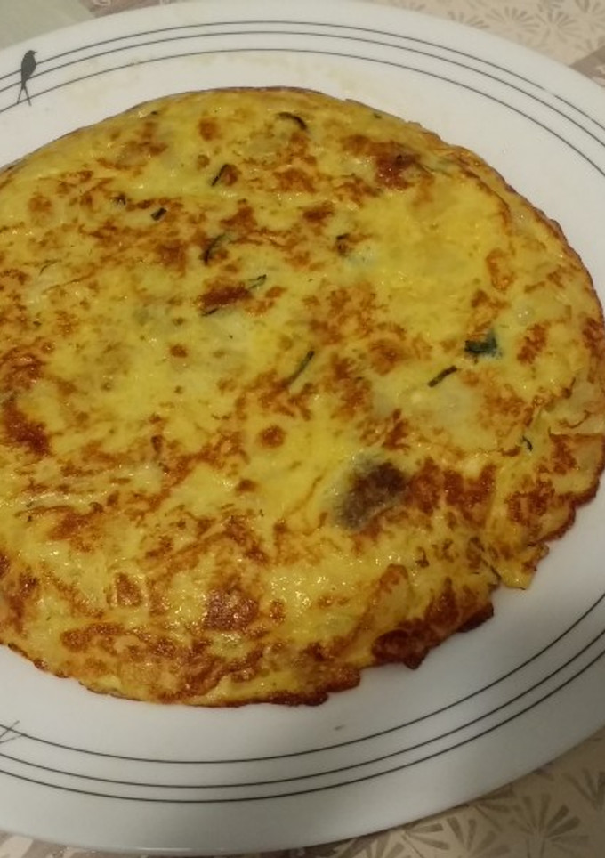 Una foto de Tortilla de patatas con calabacín y cebolla
