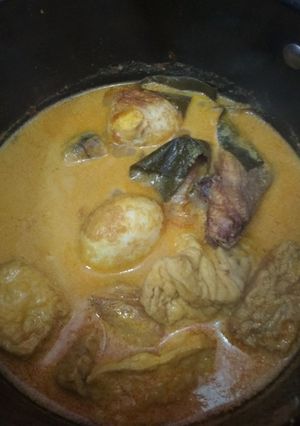 Foto resep Ayam dan telur bumbu kuning ala ArinAlfannur