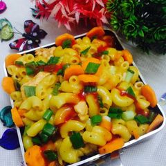A picture of Chicken  cheesy macroni.