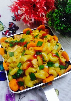 A picture of Chicken  cheesy macroni.
