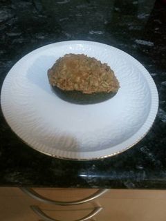 Una foto de Aguacate relleno de atún y cebolla