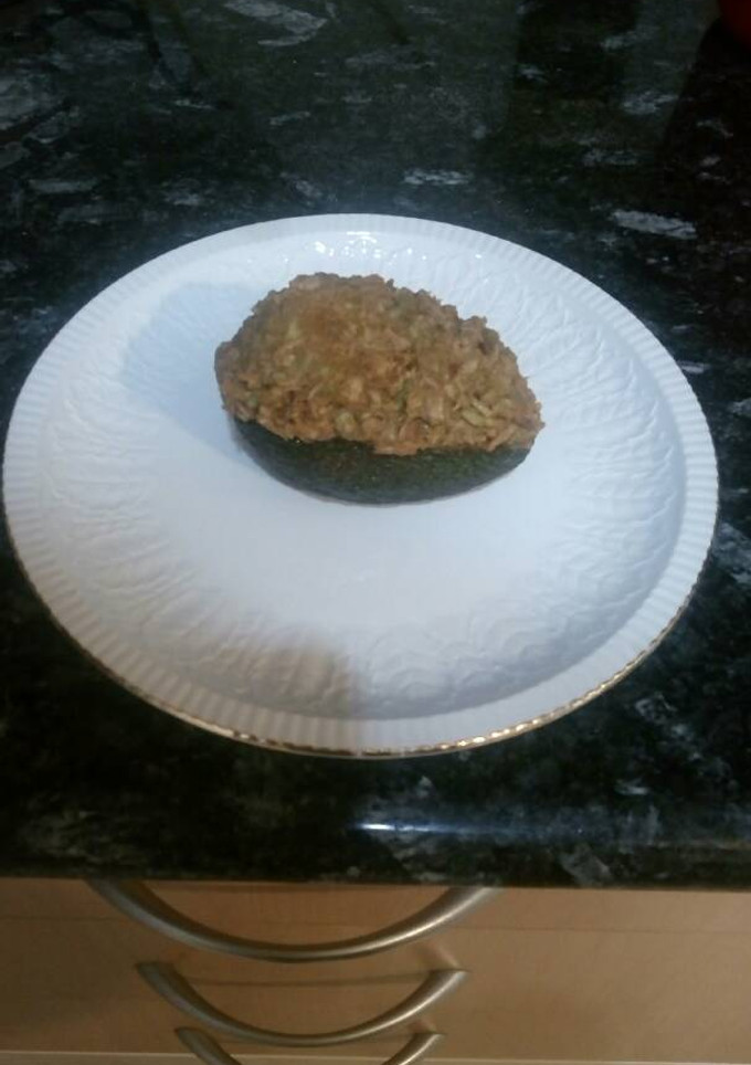 Una foto de Aguacate relleno de atún y cebolla