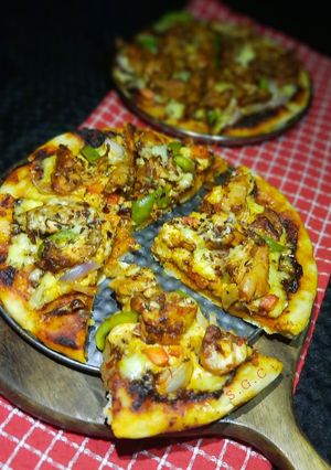 শেজওয়ান চিকেন প্যান পিজ্জা (Schezwan Chicken pan pizza recipe in bengali) রেসিপির প্রধান ছবি