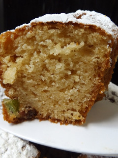 Una foto de Bizcocho con pasas, y melón y kiwi deshidratado con Amaretto