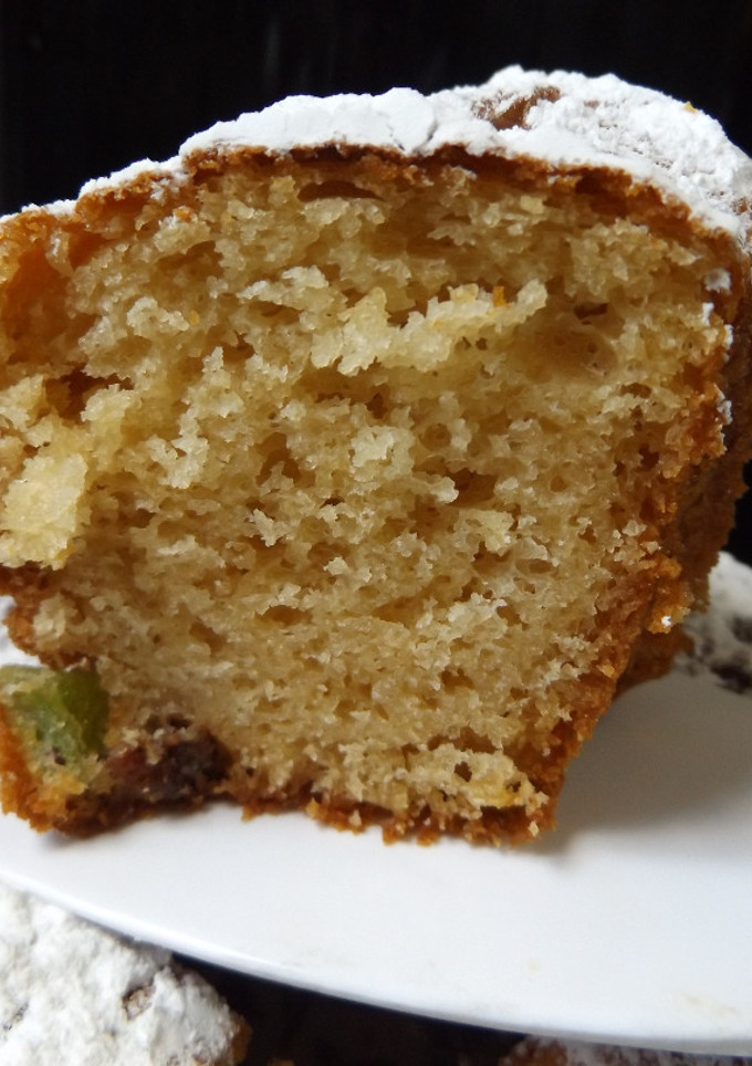 Una foto de Bizcocho con pasas, y melón y kiwi deshidratado con Amaretto