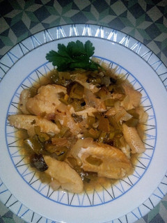 Una foto de Guiso de pescadilla con refrito de verduras