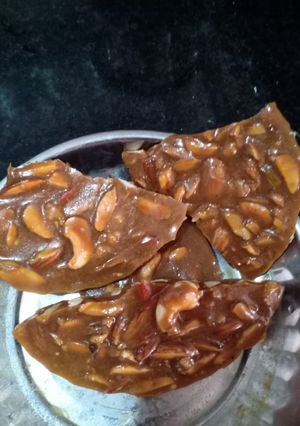 ડ્રાયફ્રુટ ચીકી (DRyfruit CHIKKI recipe in Gujarati) રેસીપી મુખ્ય ફોટો