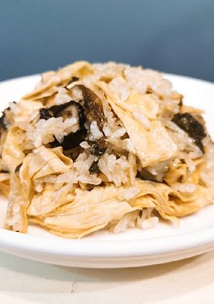 梅菜嫩豆皮香菇油飯｜全素年菜不孤單 的食譜成品照片