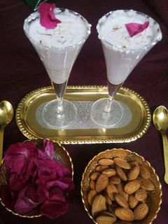 રોઝ આલ્મન્ડ ઠંડાઈ રેસીપી મુખ્ય ફોટો