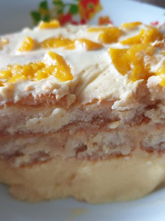 Una foto de Tarta de melocotón con bizcochos de soletilla
