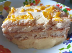 Una foto de Tarta de melocotón con bizcochos de soletilla