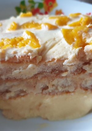 Una foto de Tarta de melocotón con bizcochos de soletilla