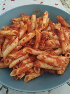 Una foto de Macarrones con chorizo y tomate. 🍝
