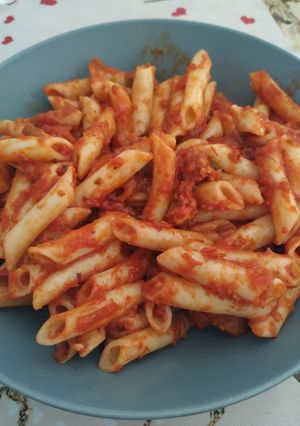 Una foto de Macarrones con chorizo y tomate. 🍝