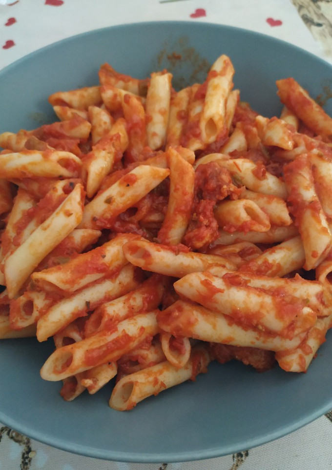 Una foto de Macarrones con chorizo y tomate. 🍝