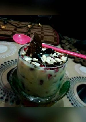 A picture of Chocopie fruit custard.