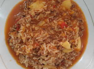 Una foto de Guiso de arroz con carne molida